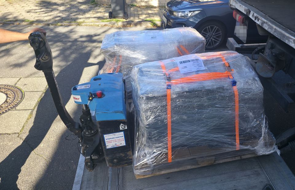 Verpackte und gesicherte medizinische Geräte beim Verladen